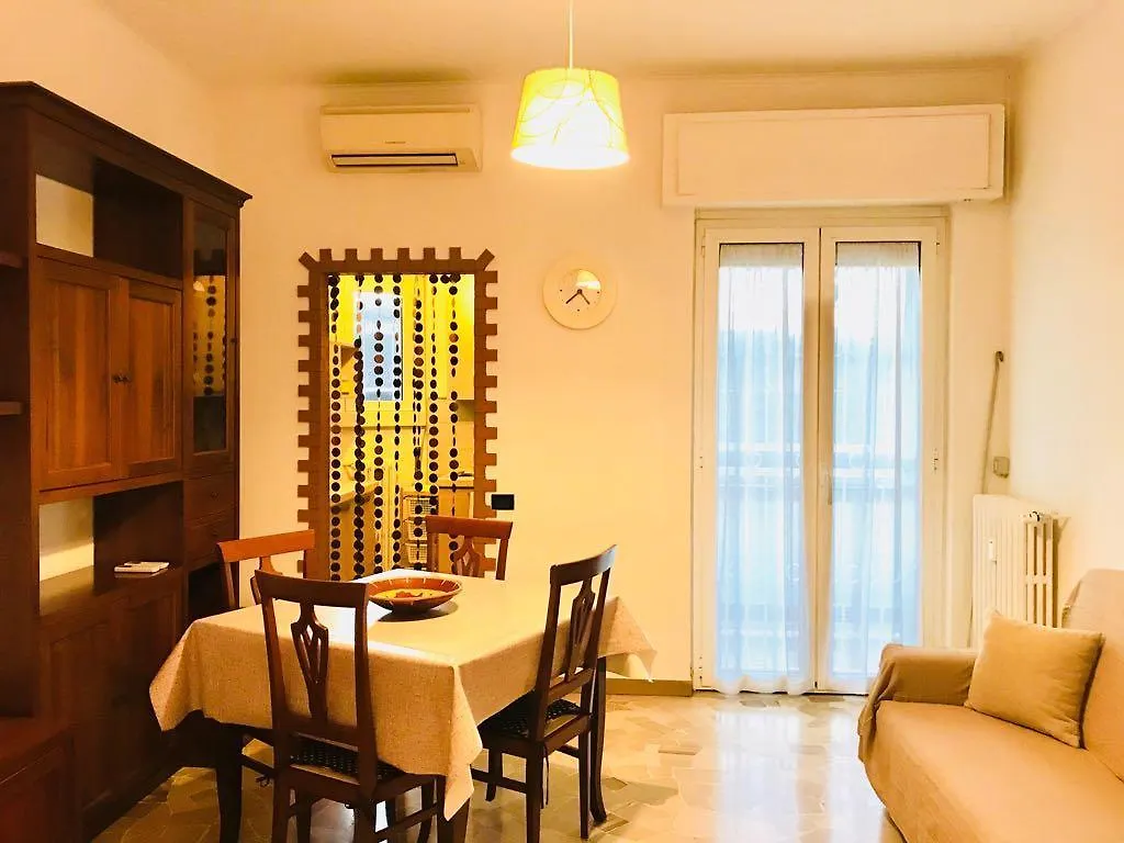 Felbi Apartamento Rho 0*,  Italia